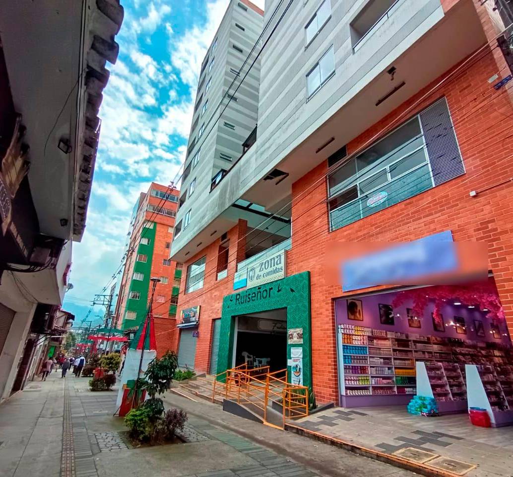 El edificio Ruiseñor queda a cuadra y media del parque principal de Caldas. Fue levantado en un área que se formó uniendo tres predios antes ocupados por casonas tradicionales. FOTO<b><span class="mln_uppercase_mln"> nestor alonso lópez</span></b>