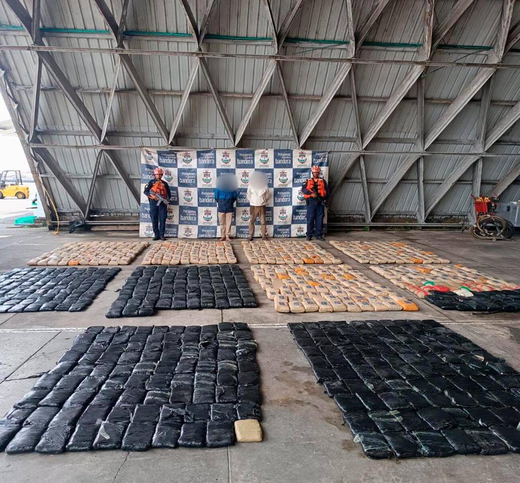 Esta fue la mercancía decomisada en la operación, cuyo peso produjo el hundimiento de la lancha. FOTO: CORTESÍA DE ARMADA.