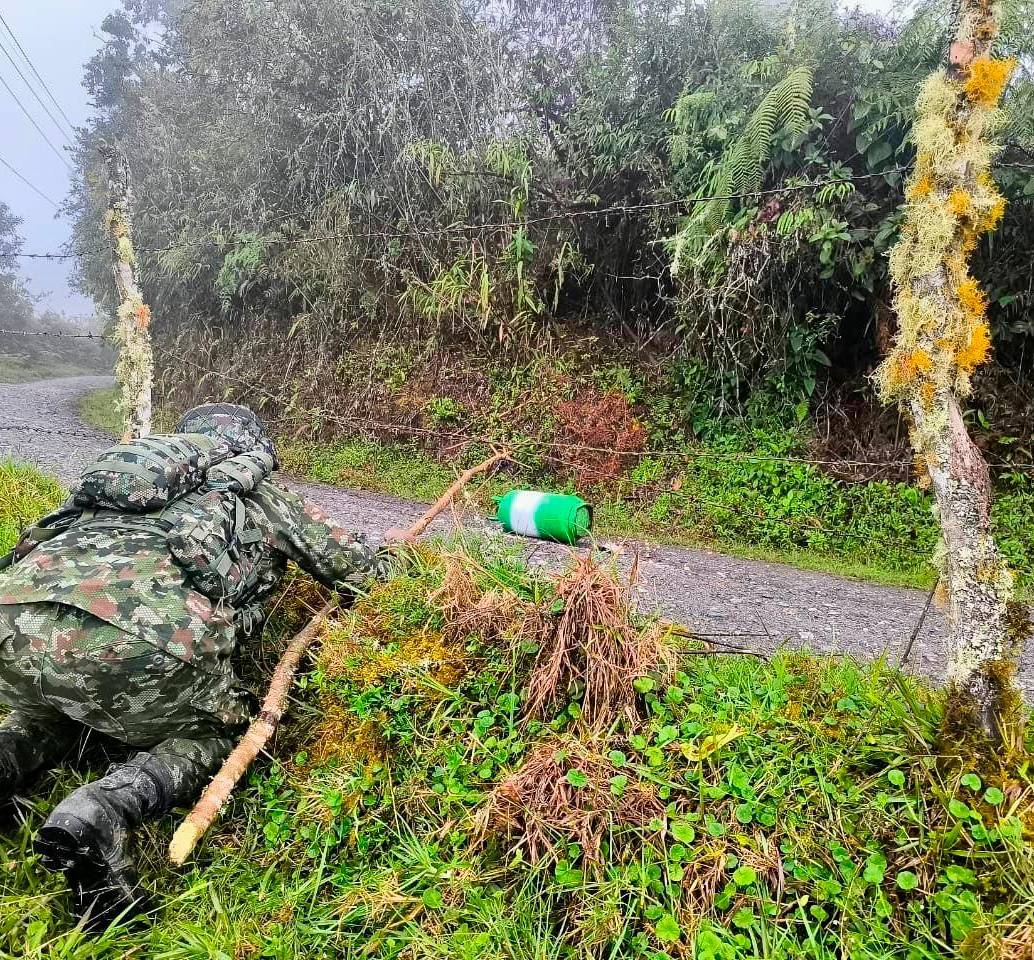 La Fuerza Pública hizo presencia en la zona para desactivar el artefacto explosivo. FOTO: Cortesía Ejército