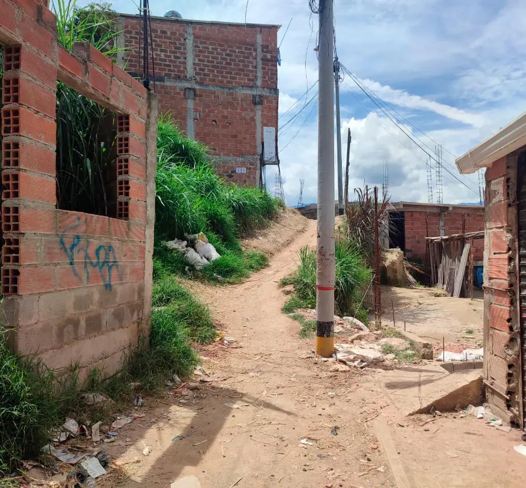 En este callejón de tierra de la vereda Ajizal, de Itagüí, ocurrió el asesinato de Johan Alexánder Agudelo Hernández, de 20 años, y quien era conocido con el alias de 55. Fue el primero de los dos asesinatos. FOTO: <b>ANDRÉS GARCÍA HERNÁNDEZ</b>