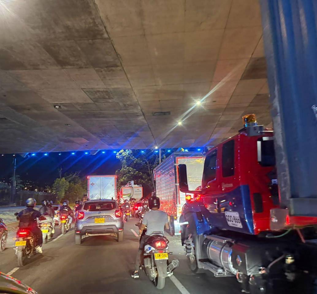 Congestiones como esta se vieron desde la mañana de este jueves cuando se produjo el accidente de una volqueta a la altura del puente Horacio Toro. FOTO: DANIEL RIVERA MARÍN