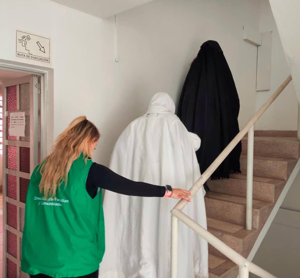 Los funcionarios de Migración Colombia avanzan en las labores para establecer si los menores que estaban en poder de esta secta eran víctimas de trata de personas y secuestro. FOTO: CORTESÍA MIGRACIÓN COLOMBIA