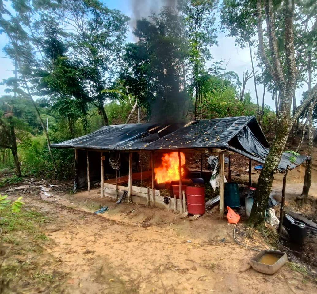 Los laboratorios fueron destruidos de manera controlada. FOTO: EJÉRCITO