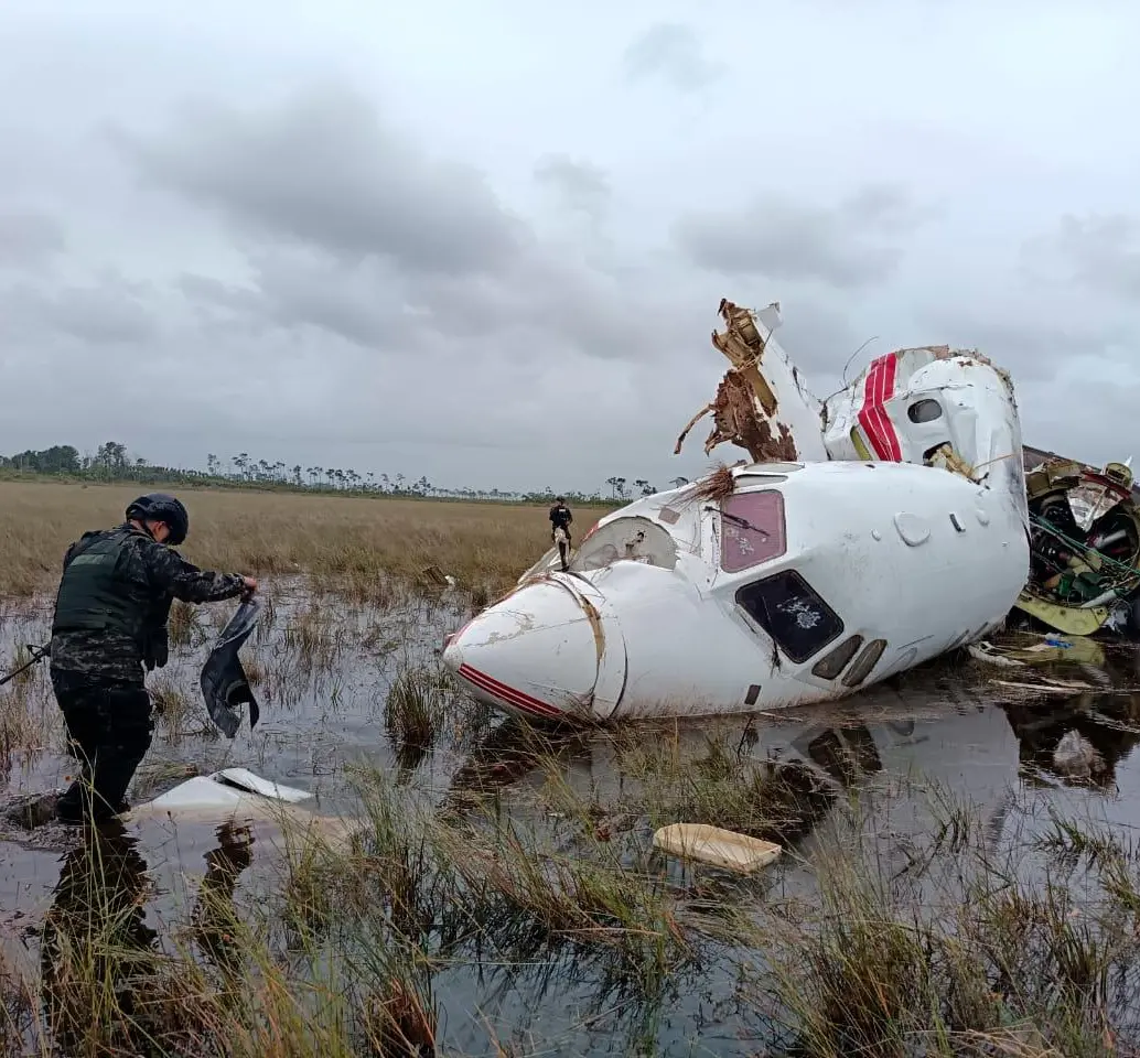 Así quedó el avión encontrado por los militares en la región de la Mosquitia, Honduras. FOTO: CORTESÍA FUERZAS MILITARES HONDURAS.