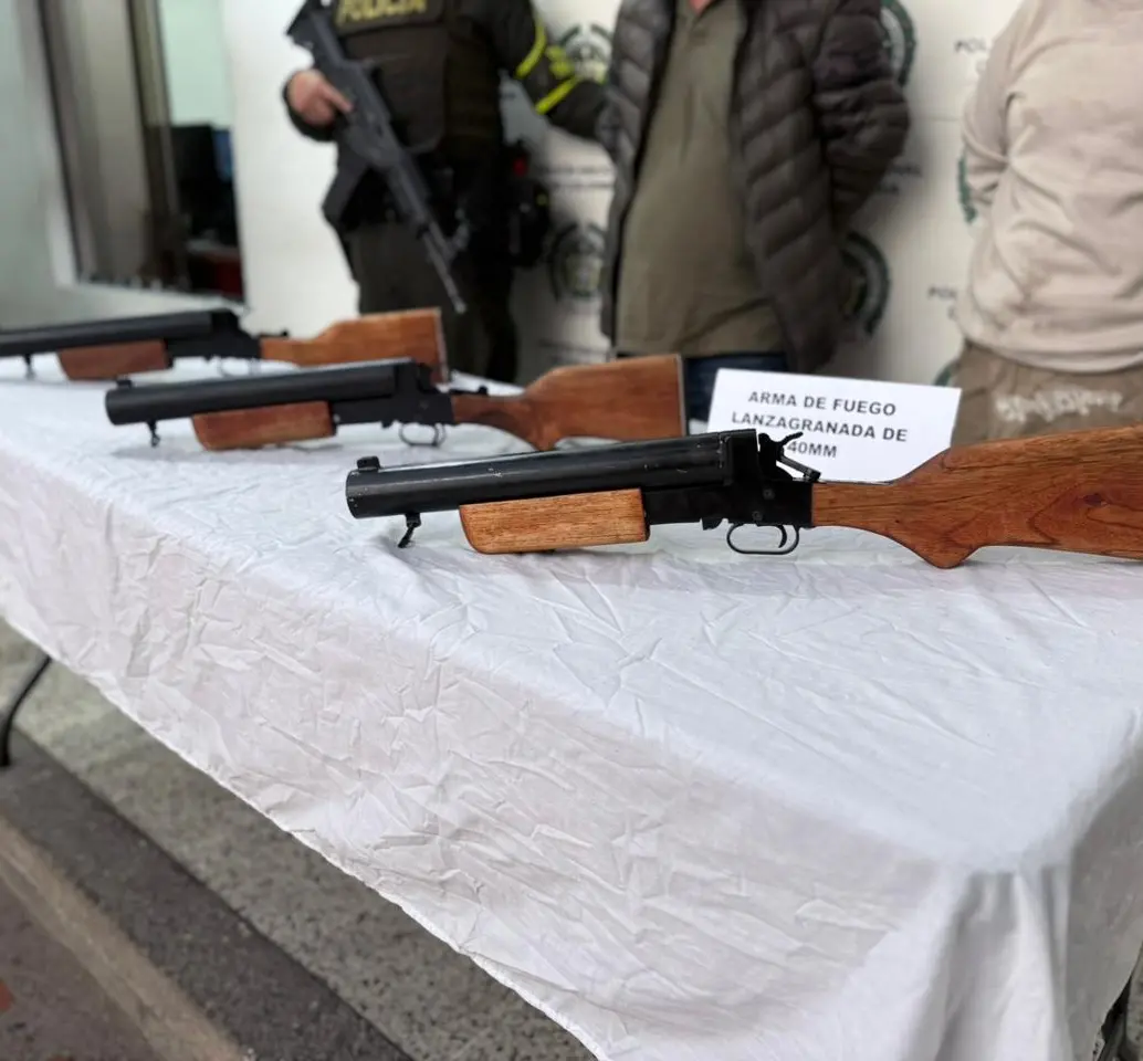 La Policía señaló que los tres lanzagranadas serían de origen búlgaro. FOTO: Cortesía Policía Antioquia