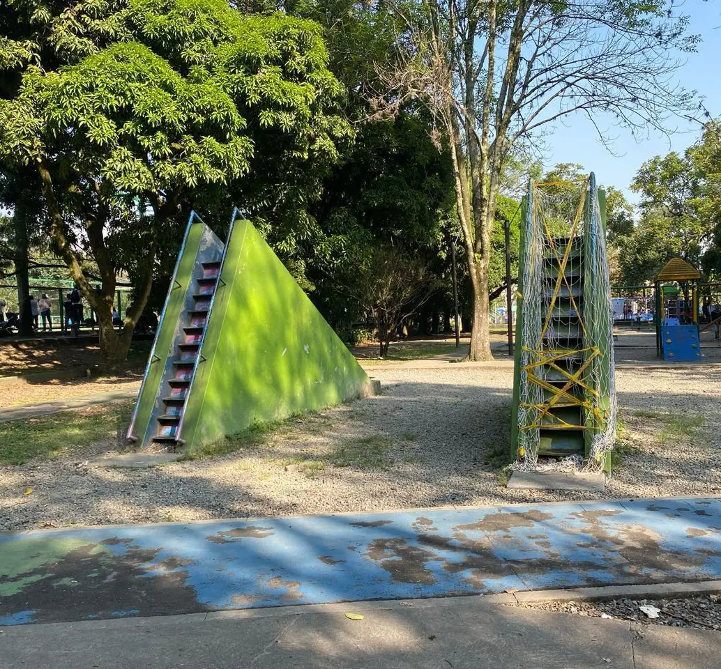 El parque infantil de la Unidad Deportiva de Belén se encuentra en muy malas condiciones. FOTO: CORTESÍA ALCALDÍA DE MEDELLÍN