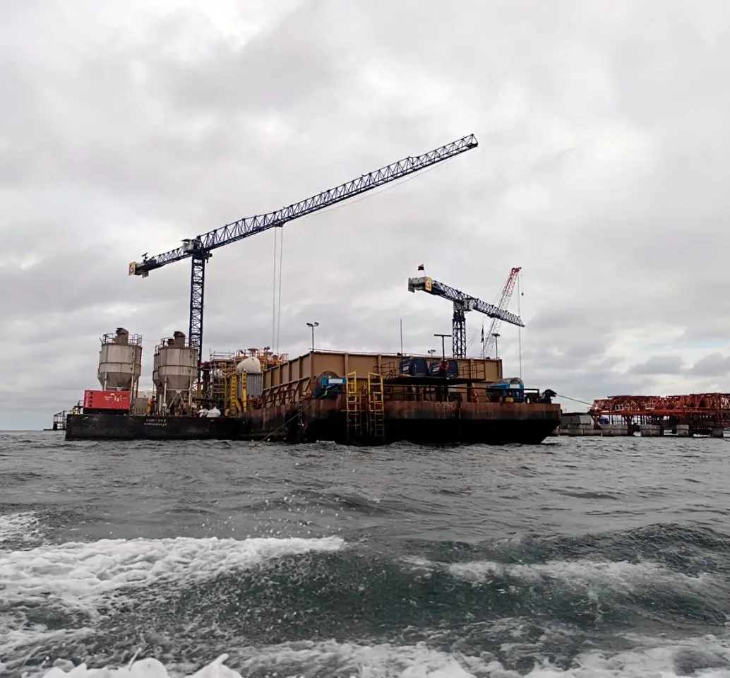 La medida ordenó la suspensión parcial de actividades asociadas a la operación de una planta de fabricación de concreto sobre esta barcaza. FOTO: CORTESÍA