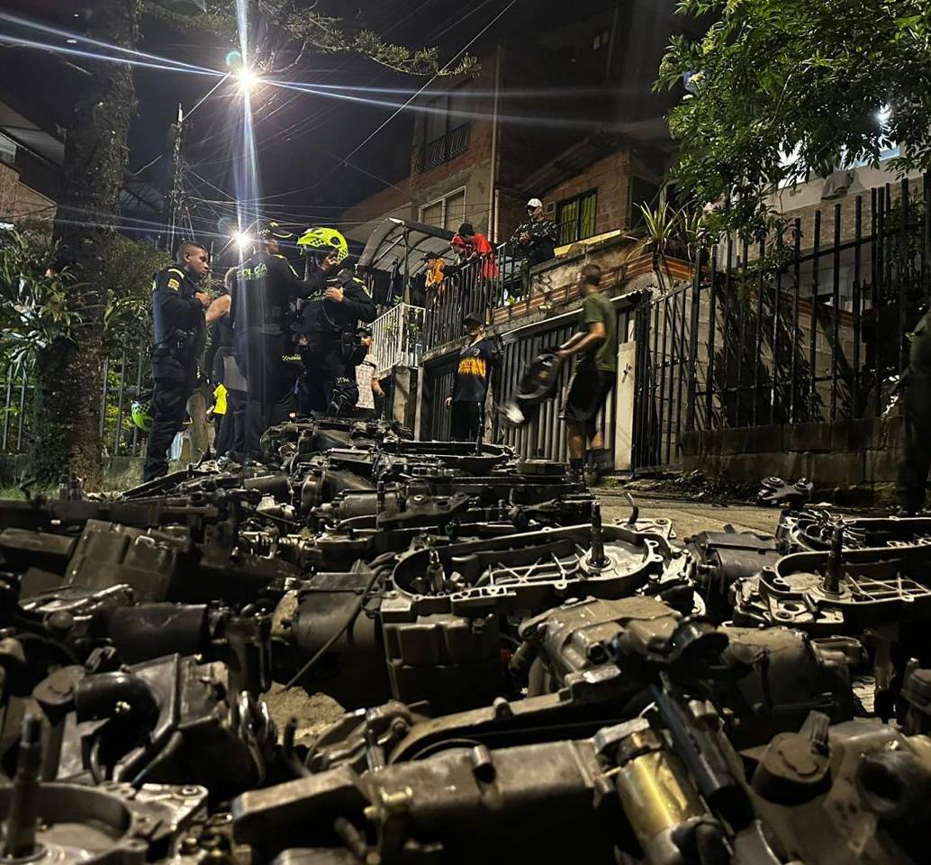 Aspecto de las autopartes encontradas por la Policía durante el operativo en un taller clandestino de Medellín. FOTO: Cortesía Secretaría de Seguridad de Medellín