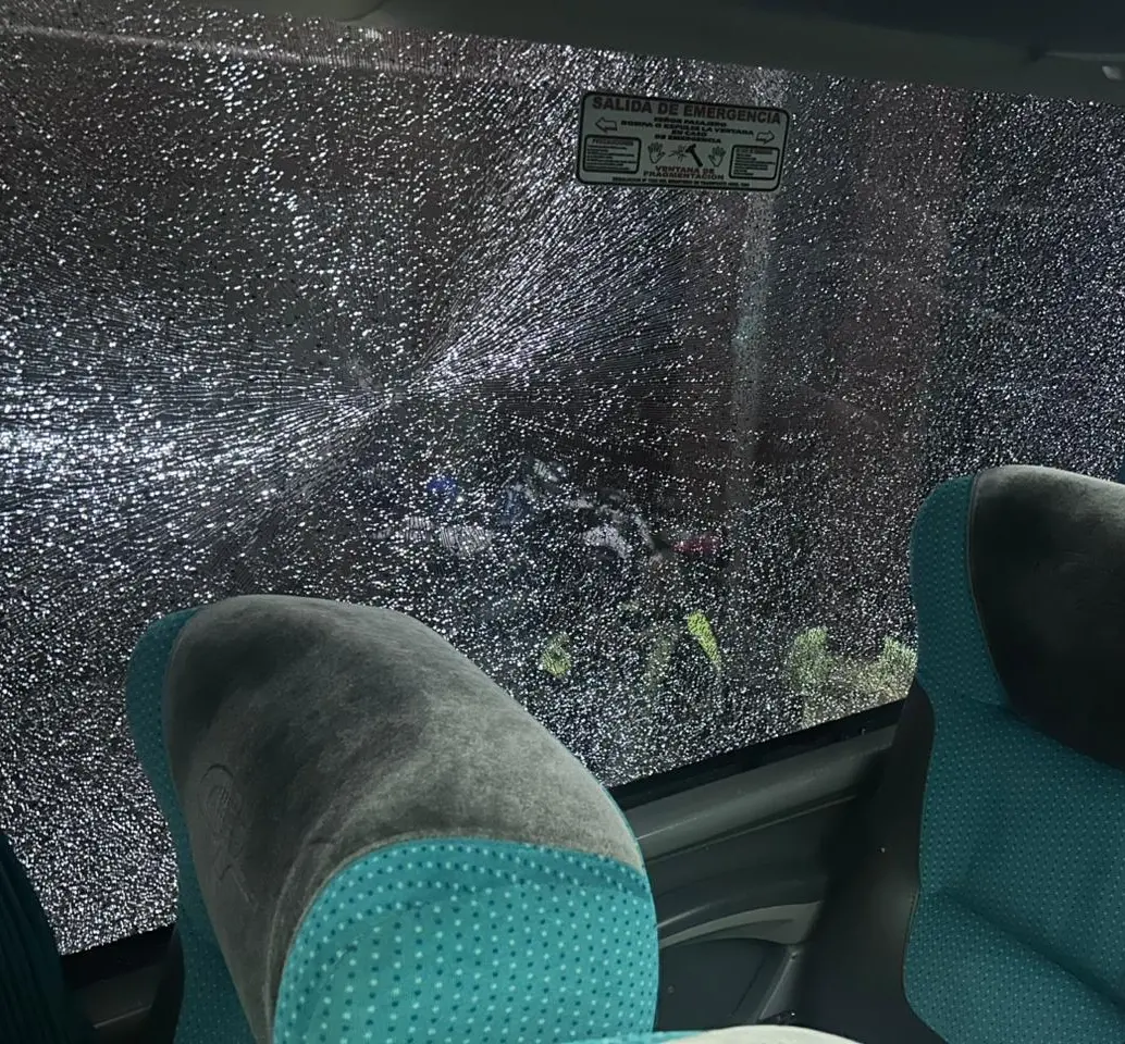 Así quedó uno de los cristales del bus luego del ataque. FOTO: Cortesía