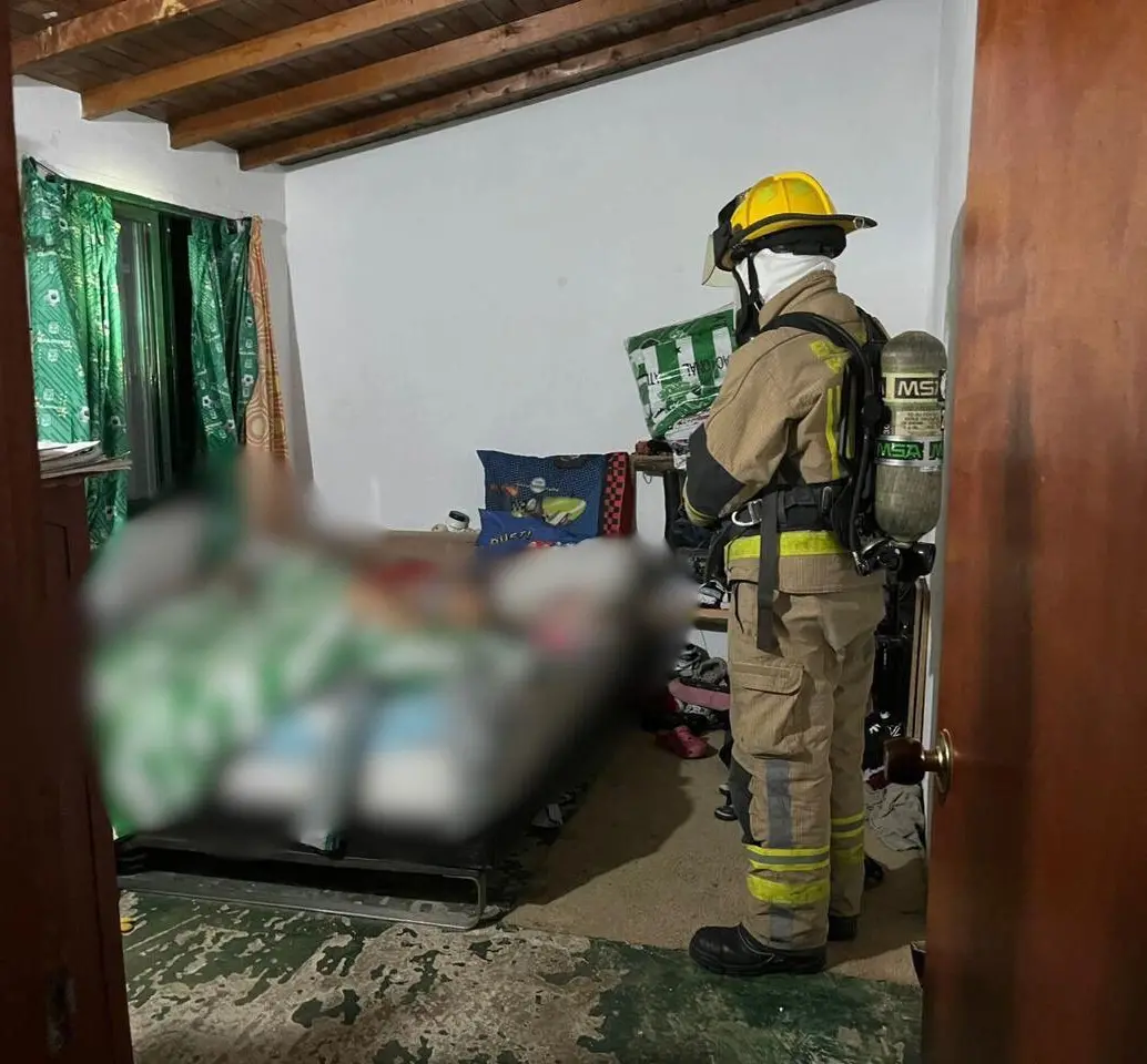 Personal del Cuerpo de Bomberos de Rionegro atendieron la emergencia que llevó a la muerte de una pareja de esposos en este municipio del Oriente antioqueño. FOTO: <b>CORTESÍA BOMBEROS RIONEGRO</b>