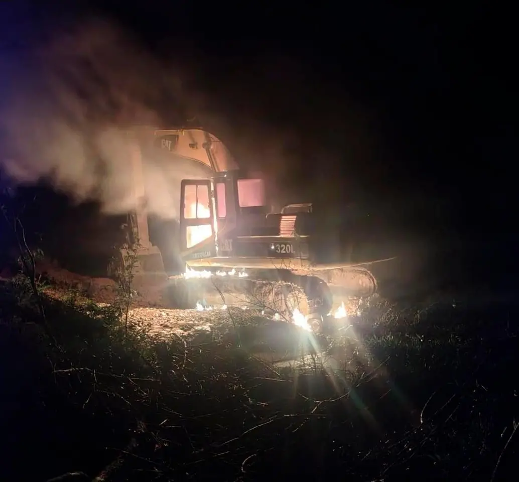 Entre la maquinaria decomisada hay excavadoras, además de motores y otros insumos para la extracción de oro. FOTO: Brigada 11 del Ejército