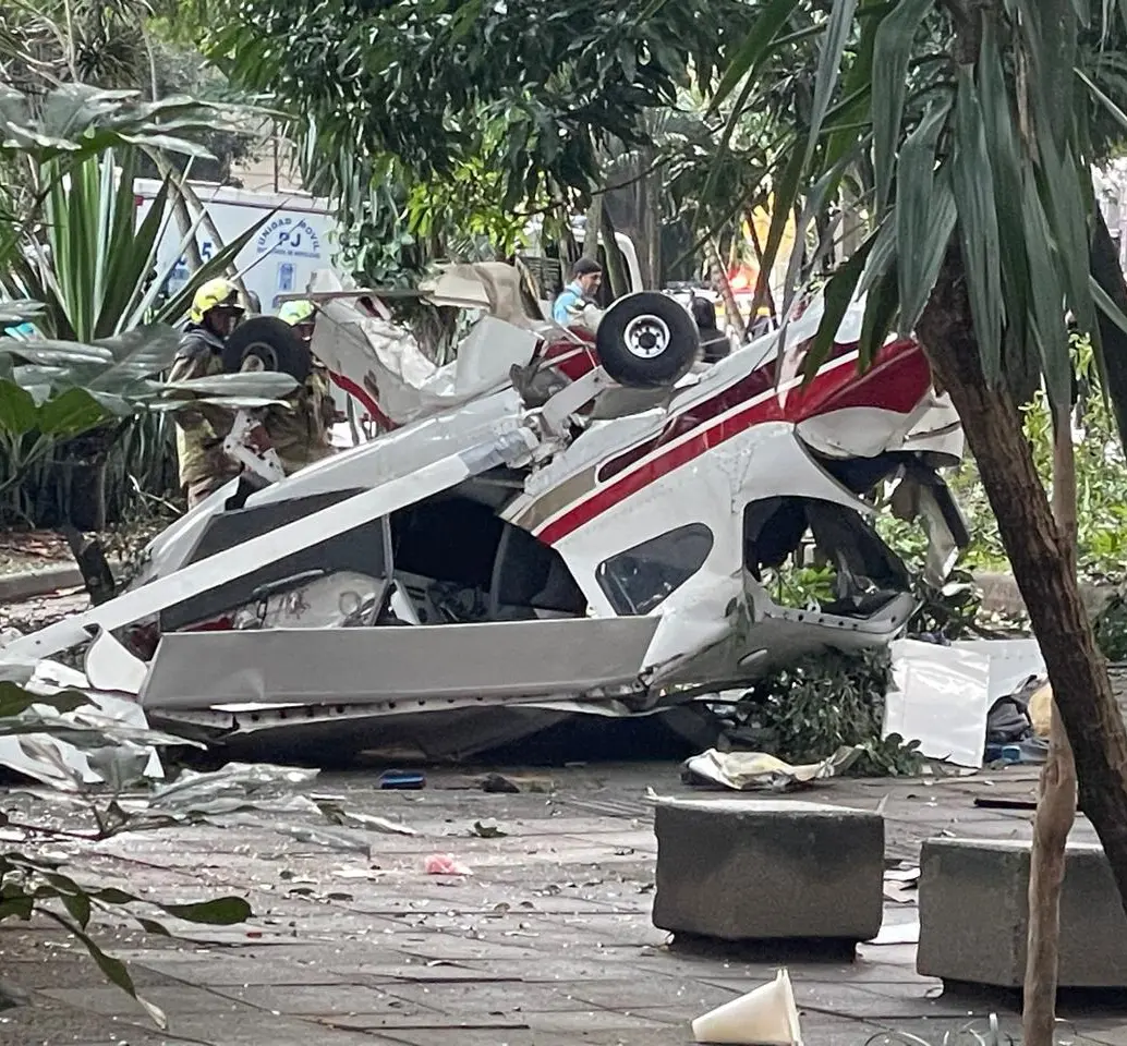 Una avioneta se accidentó en la tarde de este viernes en los alrededores del barrio Estadio, en la comuna 11 (Laureles-Estadio), de Medellín. FOTO: MANUEL SALDARRIAGA