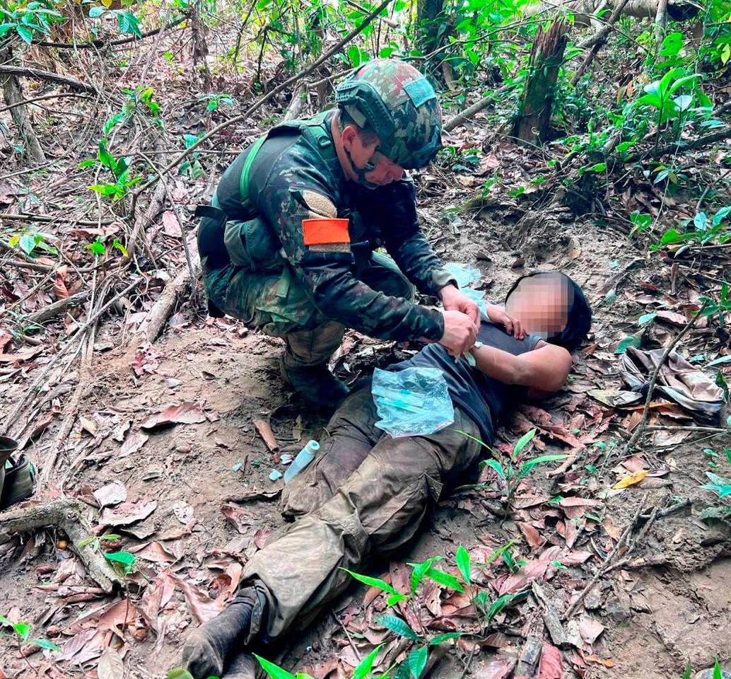 Una de las disidentes de las Farc que terminaron detenidas luego del bombardeo en Amazonas, es minusválida, por una antigua amputación de la pierda derecha a la altura de la rodilla. FOTO: Cortesía Fuerzas Militares