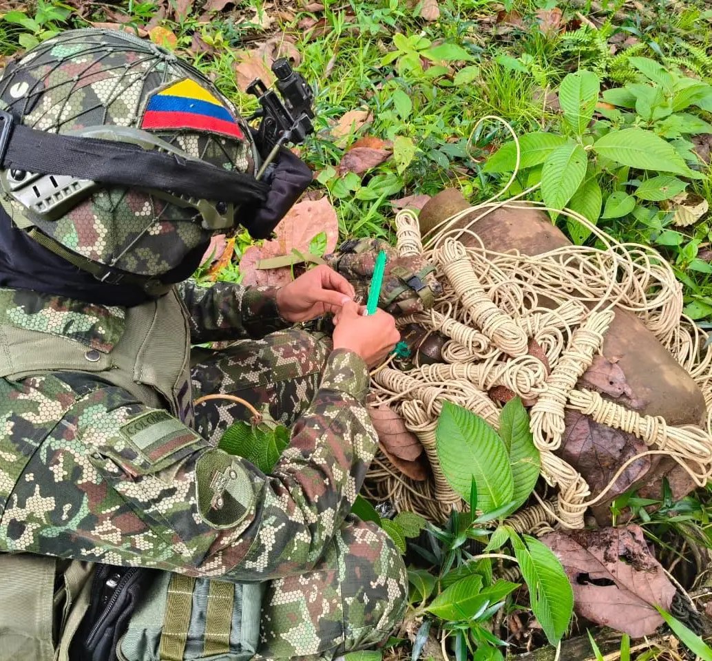 Personal especializado del Equipo de Explosivos y Demoliciones (EXDE) realizó la destrucción controlada de los artefactos, logrando neutralizar de manera segura la amenaza. FOTO: Cortesía Décima Primera Brigada del Ejército Nacional