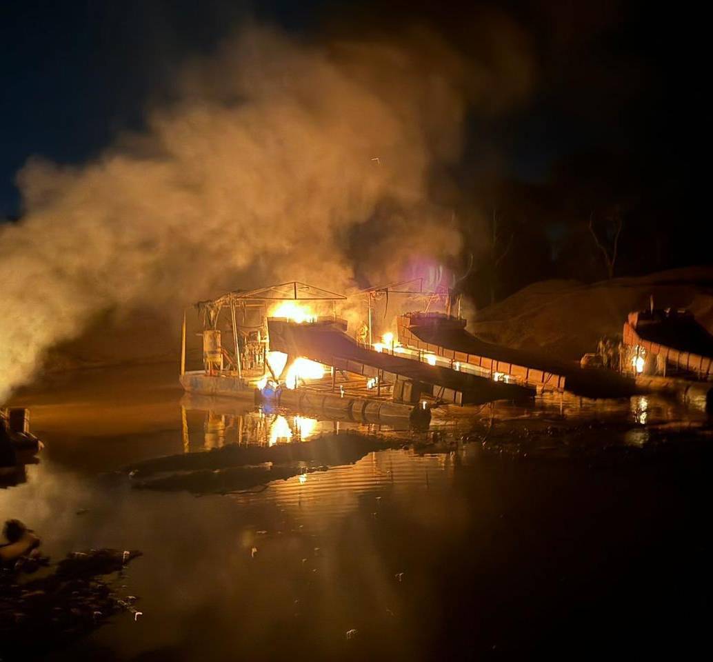 Las unidades mineras fueron destruidas. Allí se hallaron, 2 excavadoras, 6 dragas tipo buzo, 8 motores industriales, 6 clasificadoras y una planta eléctrica, avaluados en más de $1000 millones. FOTO: Cortesía Décima Primera Brigada del Ejército Nacional