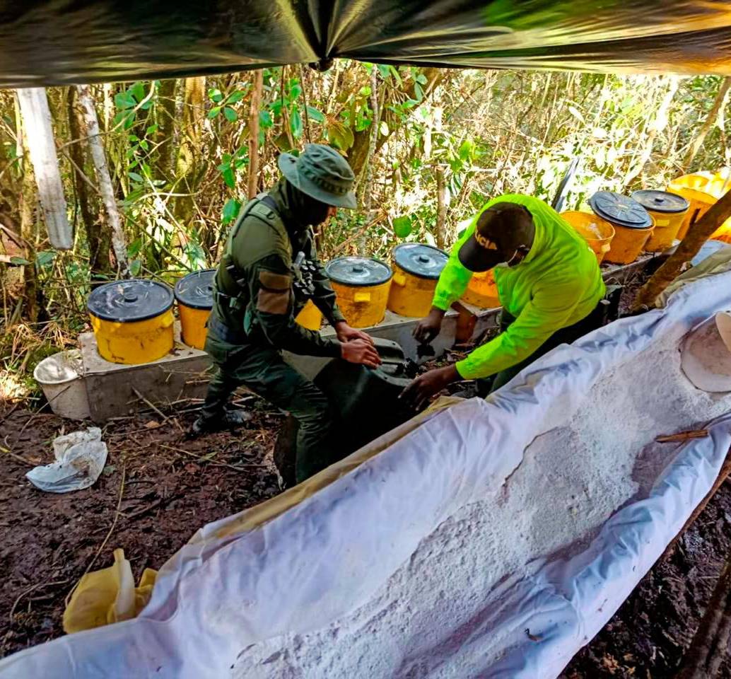 El laboratorio estaba camuflado en medio de la vegetación en un área rural y dipuesto en chozas cubiertas por plásticos. FOTO: CUARTA BRIGADA