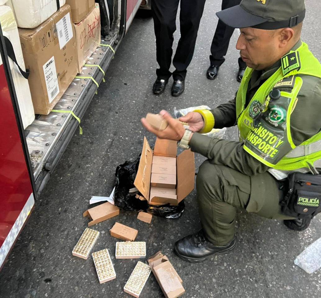 La munición iba camuflada como una encomienda en bus que transitaba por la autopista Medellín - Bogotá. FOTO: Cortesía Policía Antioquia