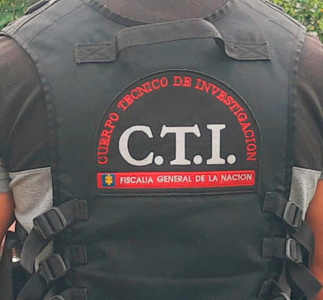 Los agentes del CTI de la Fiscalía realizaron la inspección al cuerpo de Mahuro Alfonso Bravo Chelen, de 37 años, a quien encontraron en grave estado dentro de un hotel en Laureles. FOTO: ARCHIVO