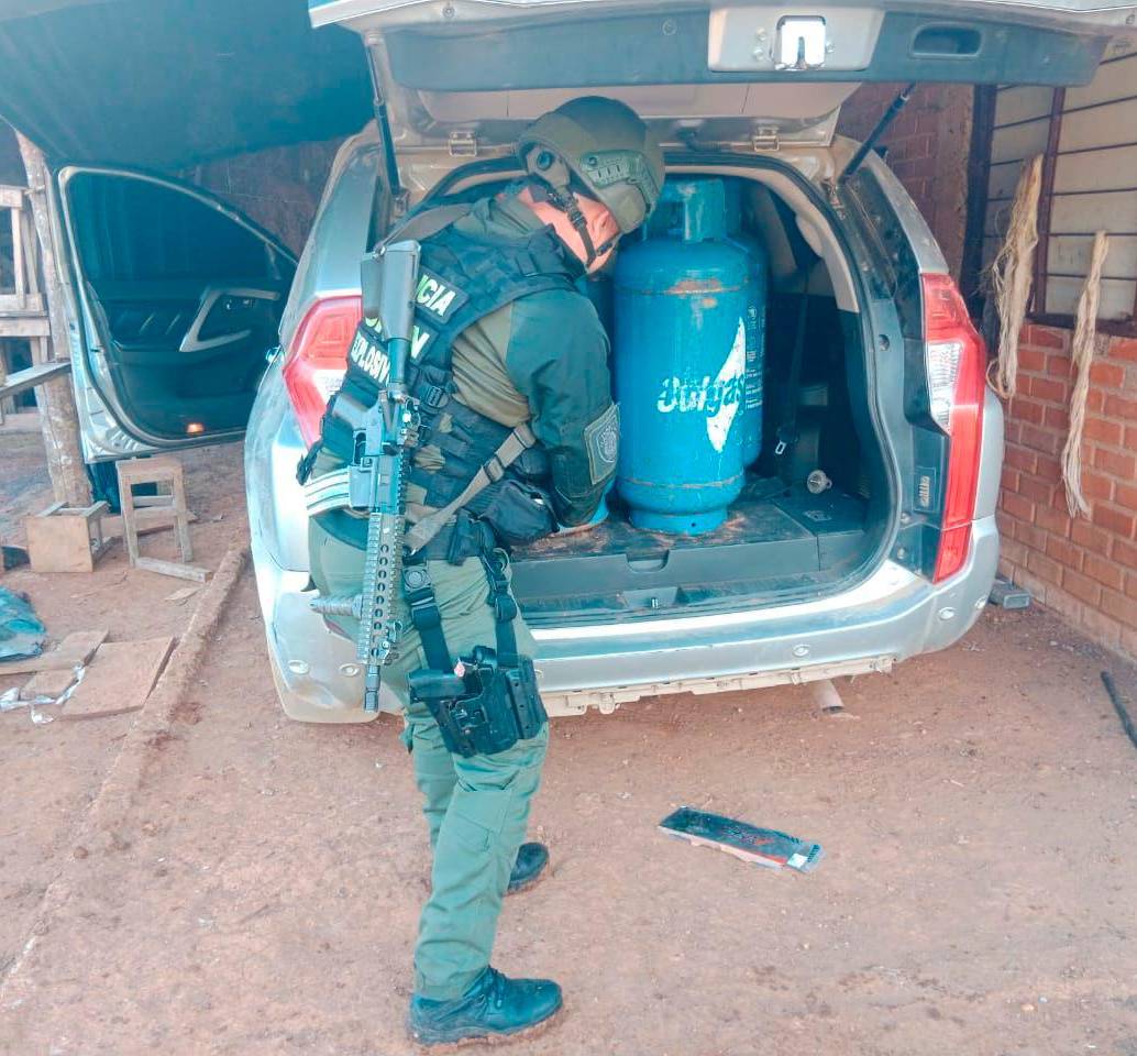 Esta fue una de las camionetas cargadas de cilindros bomba, encontradas en Jambaló, Cauca. FOTO: CORTESÍA DE LA POLICÍA.