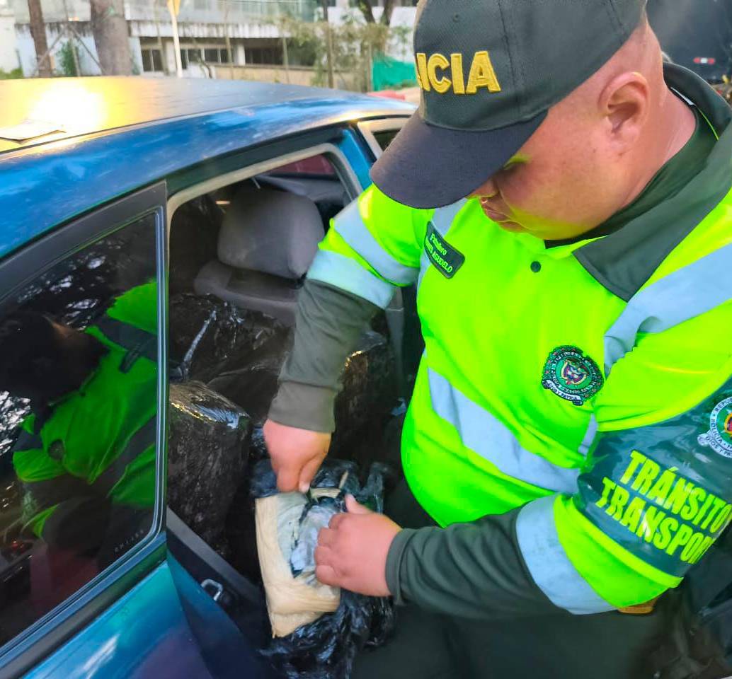 Ante las múltiples opciones que usan los delincuentes para transportar droga, los agentes de la Seccional de Tránsito y Transporte de la Policía Antioquia realizan operativos constantemente. <b><span class="mln_uppercase_mln"> </span></b>FOTO<b><span class="mln_uppercase_mln"> Cortesía Policía</span></b>