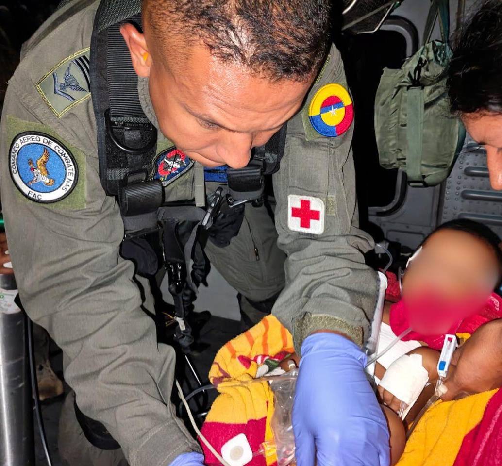 El bebé fue evacuado en un helicóptero de la Fuerza Aeroespacial Colombiana hasta Carepa, Antioquia. Foto: cortesía Fuerza Aeroespacial Colombiana.