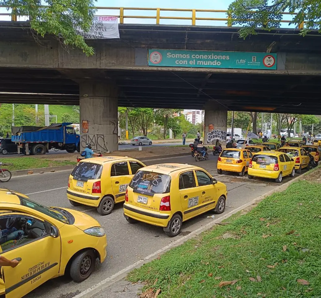 Imagen de referencia de un grupo de taxis por la ciudad. Foto: Cristian Vásquez Arroyave. 