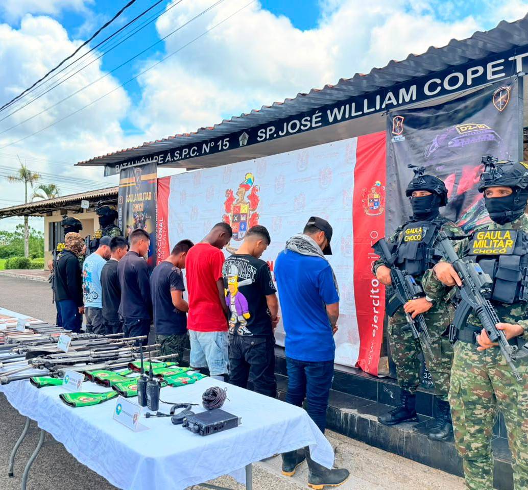 Los ocho integrantes del Clan del Golfo se entregaron con un arsenal y material de intendencia. FOTO: CORTESÍA DEL EJÉRCITO.