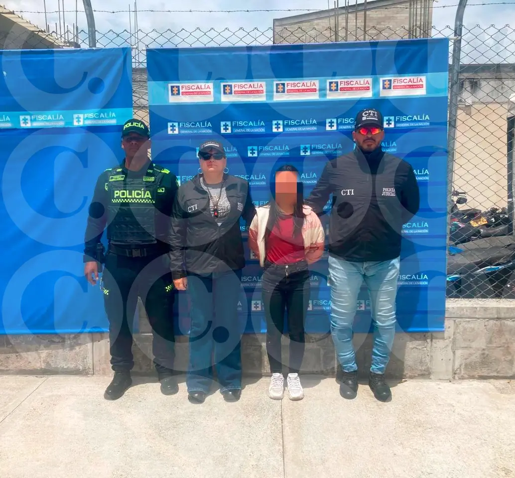 Los agentes del CTI de la Fiscalía y de la Policía detuvieron a la mujer en las afueras del hospital de El Carmen de Viboral. FOTO: CORTESÍA