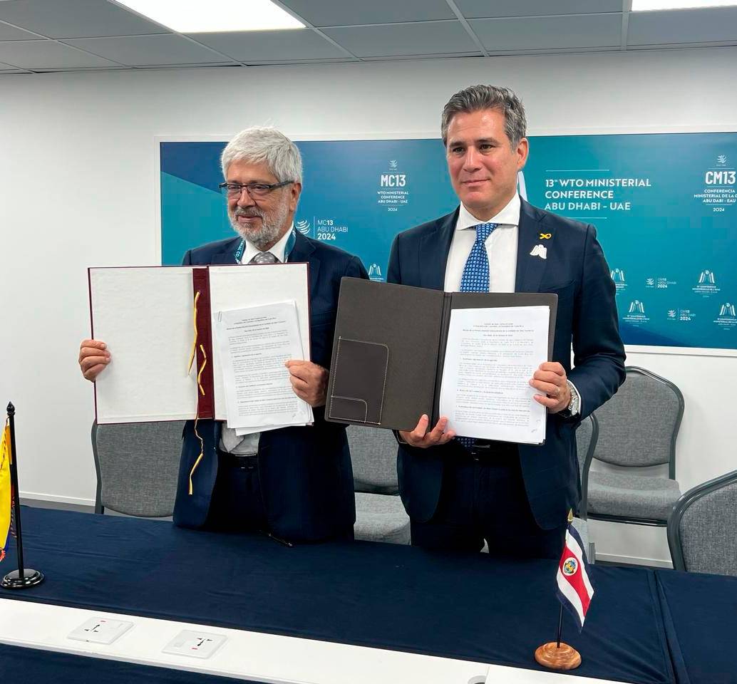 En Abu Dabi, los ministros de Comercio de Colombia, Germán Umaña Mendoza (izq.), y de Costa Rica, Manuel Tovar, firmaron la Decisión 15. FOTO cortesía MinCIT