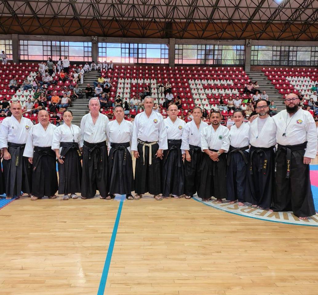 El sensei Barlaam Pizarro Castro, en el centro con cinturón blanco, junto a un grupo de jueces. <span class="mln_uppercase_mln">FOTO</span> <b><span class="mln_uppercase_mln">cortesía</span></b>