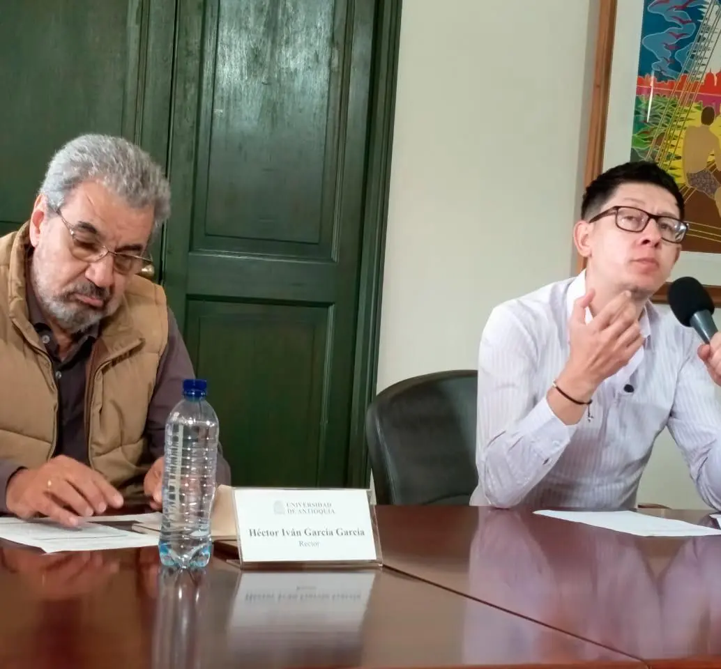 El rector encargado de la Universdad de Antioquia, Héctor Iván García (izq.) y el ministro de Educación, Daniel Rojas Medellín (der.) hablaron de lo que se viene en medio de la intervención del Alma Mater. FOTO: EL COLOMBIANO