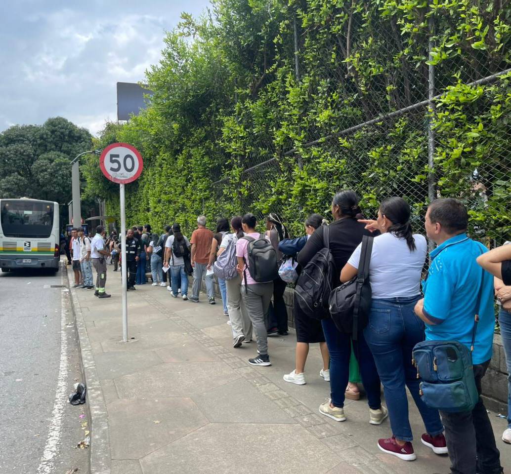 Las rutas de buses del sur del Valle de Aburrá llegarán a las estaciones Poblado e Industriales mientras se supera la contingencia. FOTO: SINDY VALLE