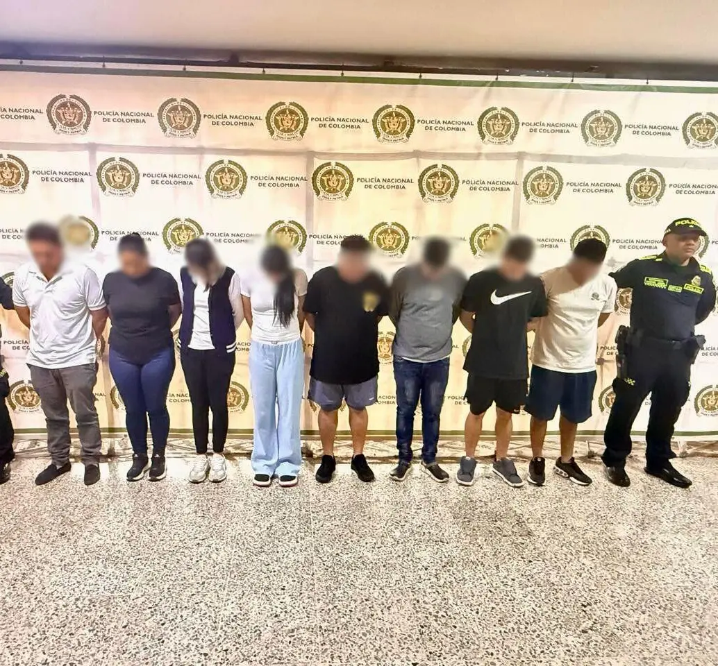 En la imagen, los ocho capturados señalados de, presuntamente, hurtar motocicletas y hacerlas pasar como nuevas. FOTO Cortesía Policía.