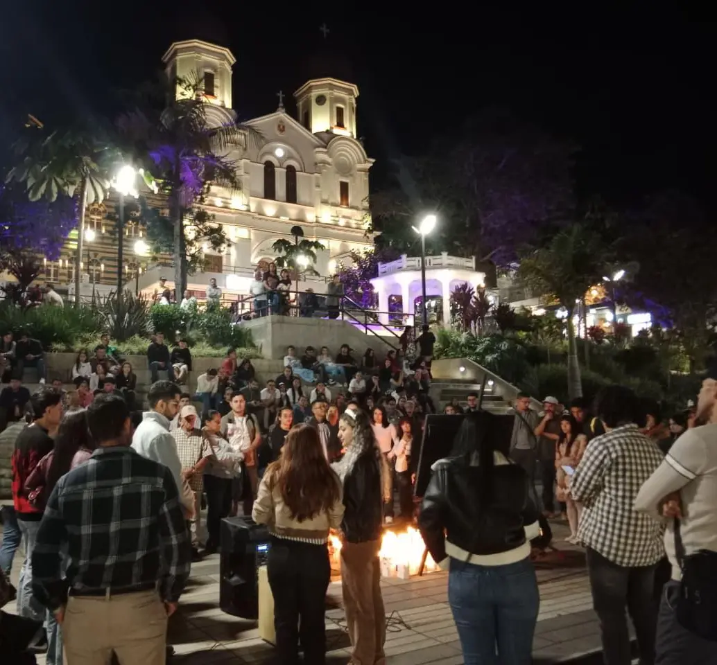 La noche del sábado 9 de mayo, un día después de que encontraran su cuerpo, se realizó una velatón en el parque principal Epifanio Mejía de Yarumal. Foto: Mariano Herrera