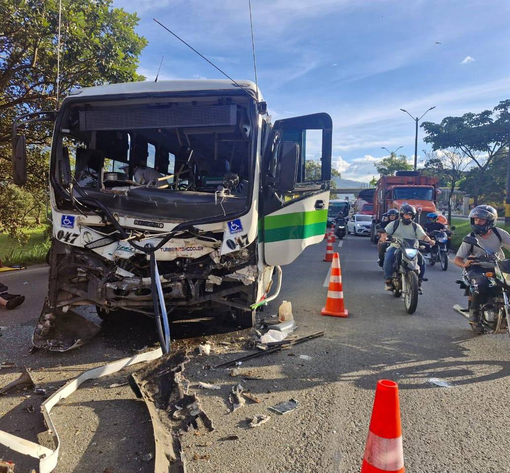 Así quedó uno de los vehículos afectados en el siniestro vial. FOTO: Cortesía