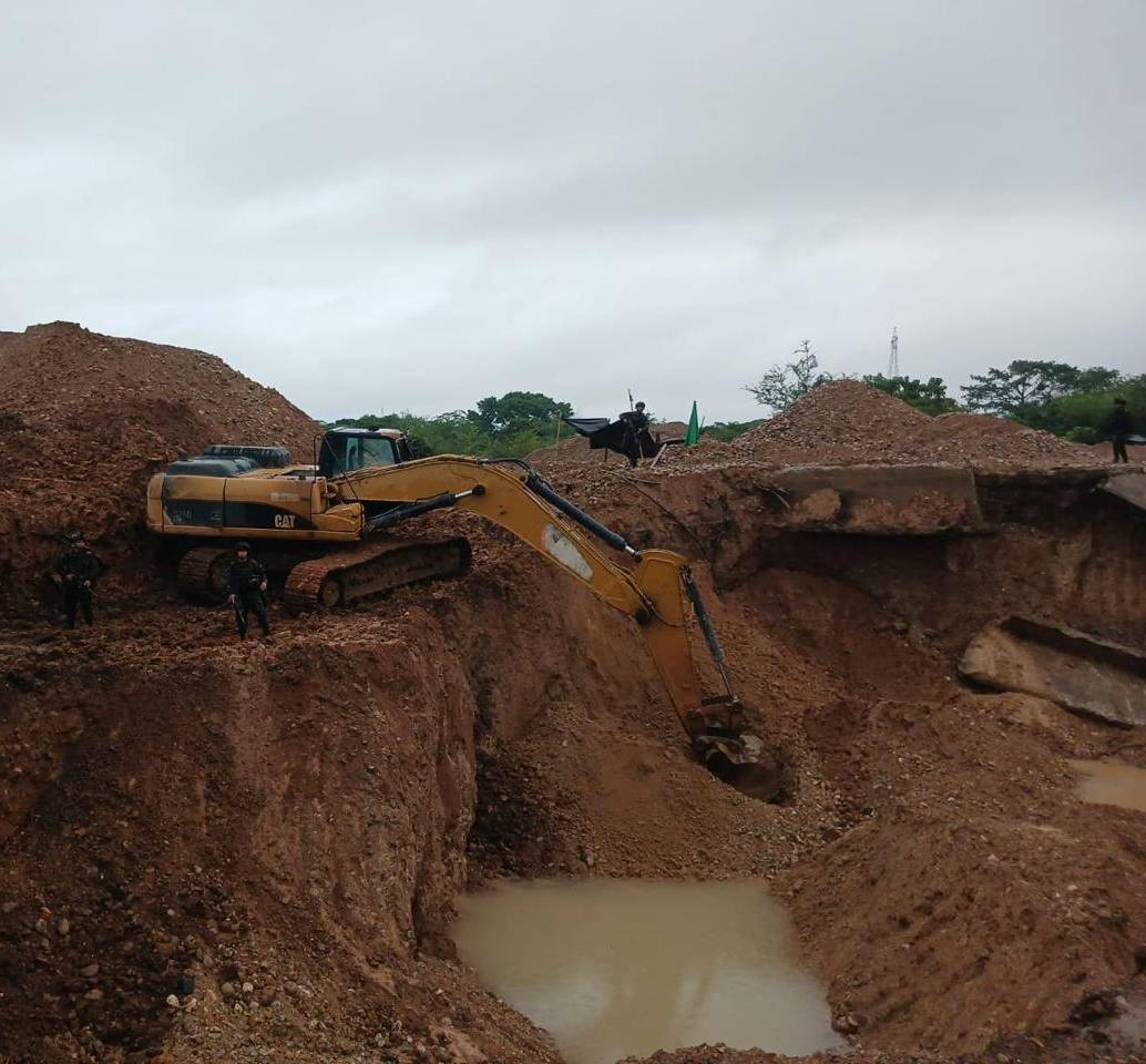 Una de las retroexcavadoras destruidas en la operación realizada en Puerto Triunfo. FOTO: Cortesía
