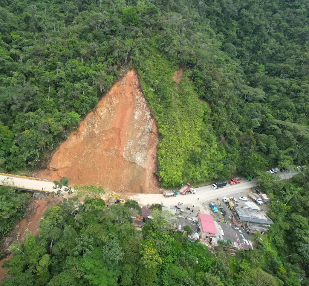 En el centro, magnitud del deslizamiento que cayó sobre la vía. Abajo, obreros del Invías y maquinaria retirando la tierra. FOTO: Cortesía