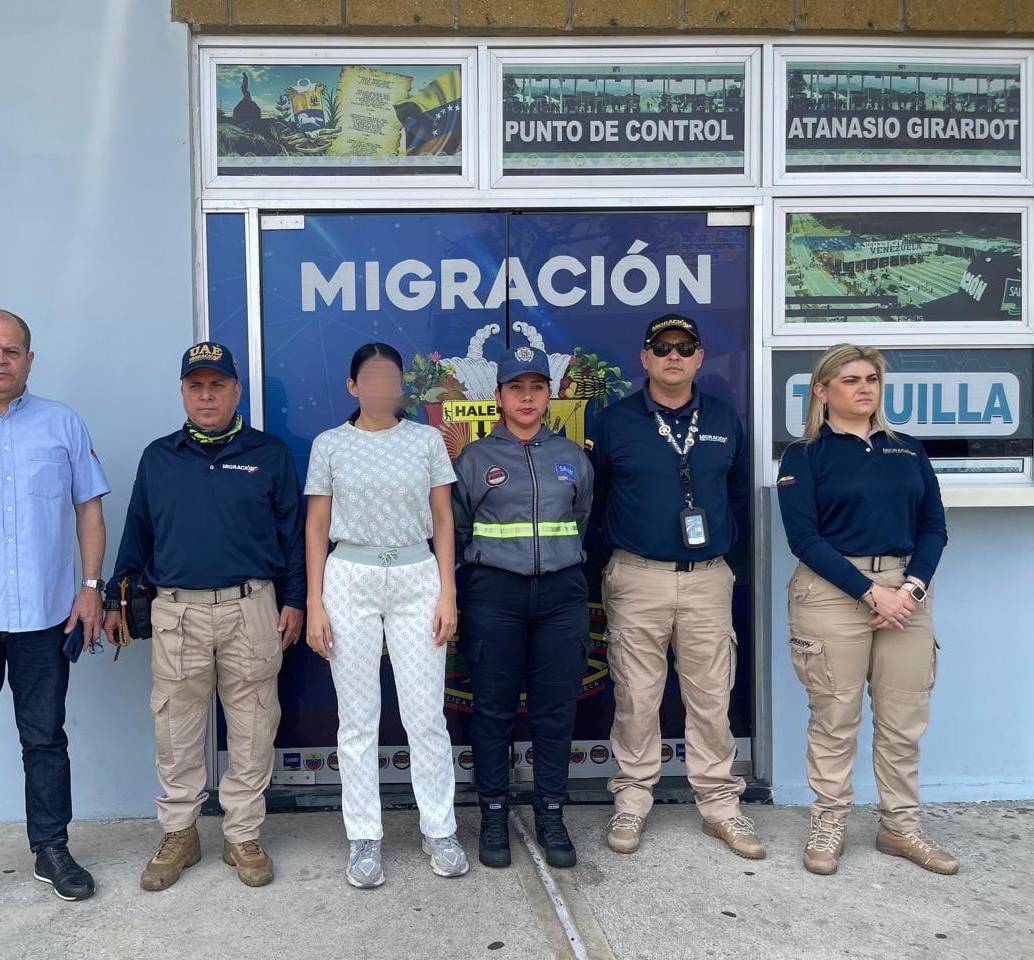 Este es el momento de la captura de alias Gokú y Kata, eran requeridos por la justicia de Venezuela por delitos como trata de personas, hurto agravado y homicidio. FOTO: Cortesía Migración Colombia