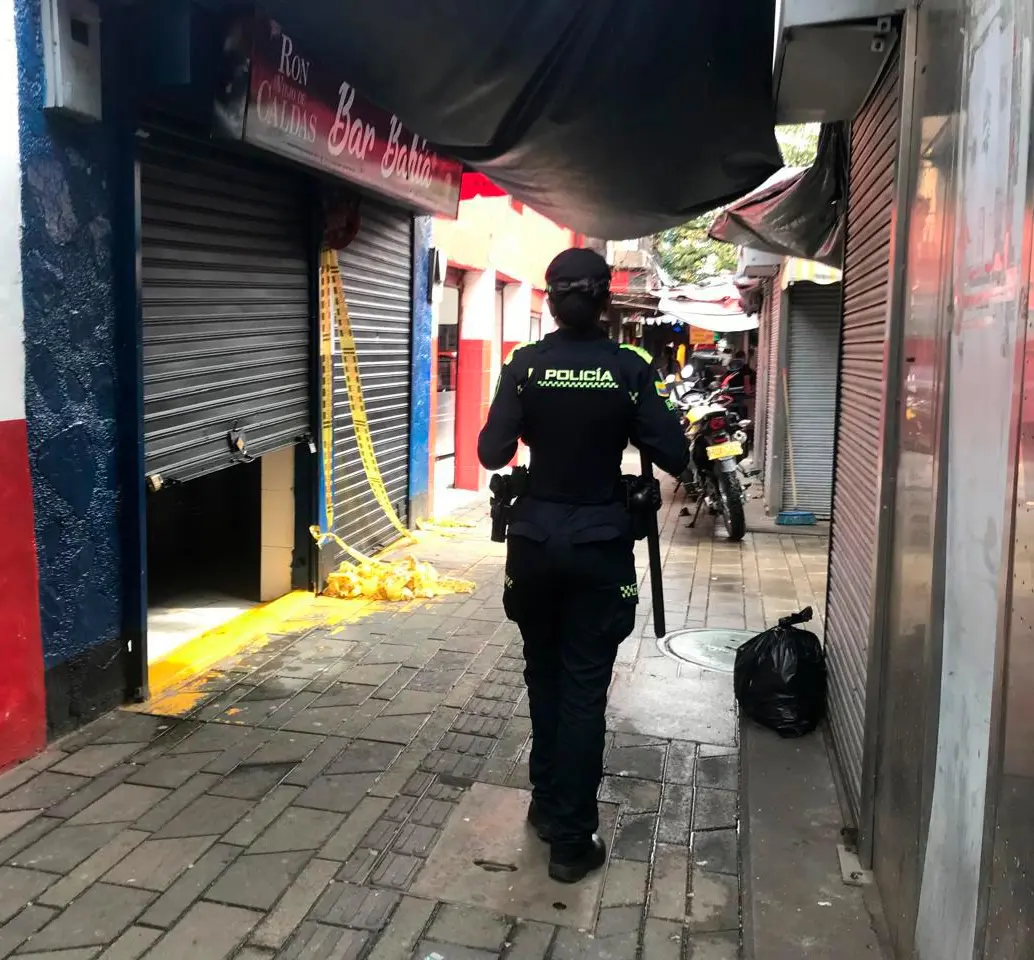 Esta imagen corresponde al asesinato de Richard Leonel Silva Cáceres, un venezolano de 25 años, el pasado 25 de junio, dentro de un bar, siendo el cuarto caso de la racha en la carrera 52A con la calle 53, en el centro de Medellín. FOTO: LAURA ROSA JIMÉNEZ VALENCIA