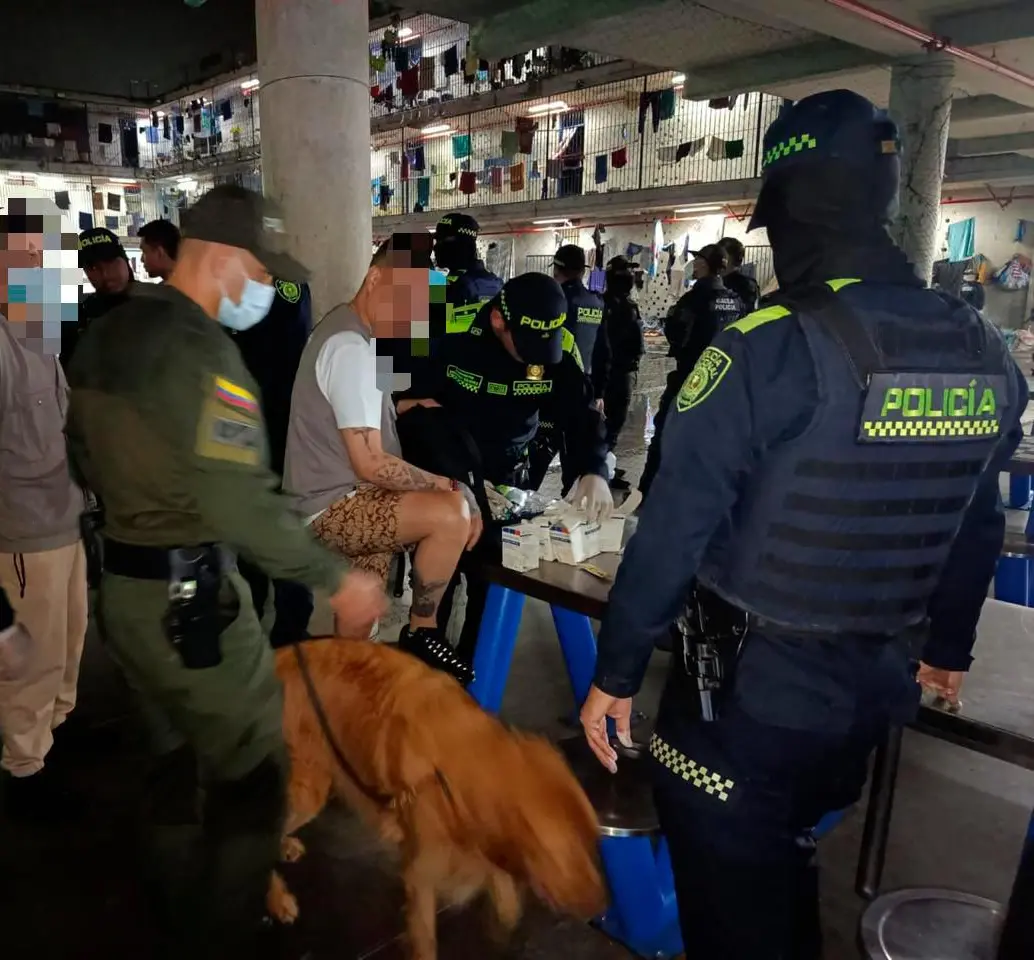Entre la Policía y la Fiscalía allanaron el patio 2 de El Pedregal, donde hicieron el hallazgo del “call center” para extorsionar. FOTO: ALCALDÍA DE MEDELLÍN