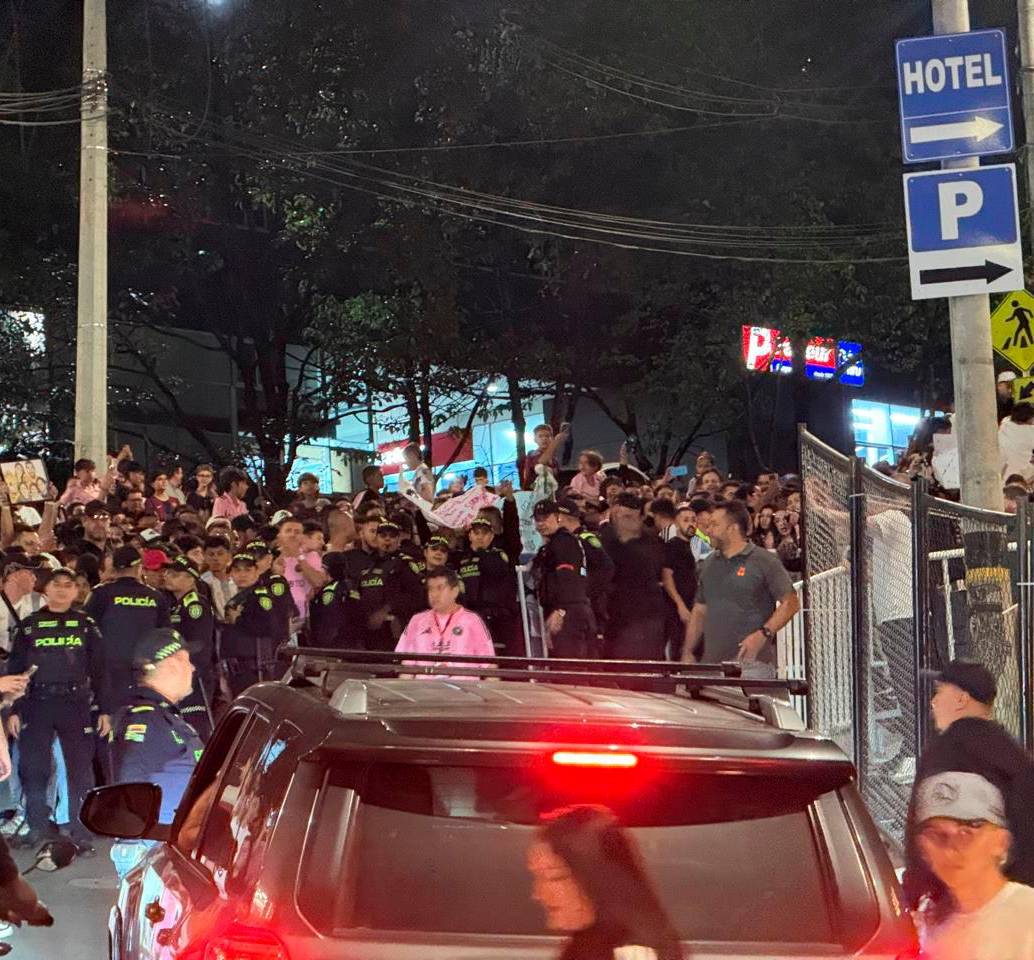 Cientos de personas se abarrotaron a las afueras del hotel Wake de Medellín para ver a Lionel Messi llegar con Inter Miami. Foto: Juan Pablo Álvarez
