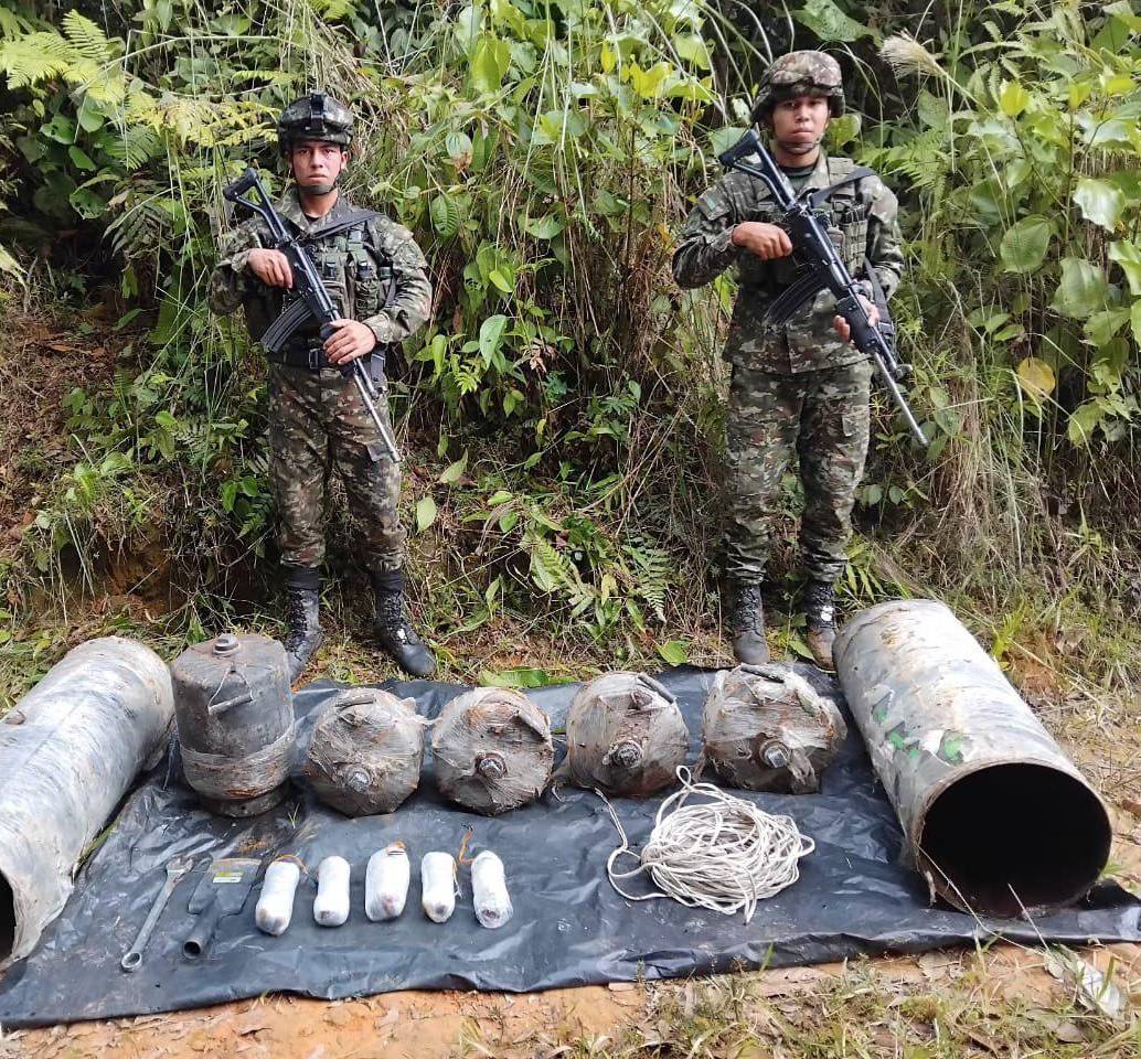 En zona rural de Santa Rosa del Sur, en Bolívar, tropas de la Fuerza de Despliegue Rápido N.° 9 del Ejército ubicaron y destruyeron un depósito ilegal con material explosivo, presuntamente del ELN. FOTO: Cortesía.