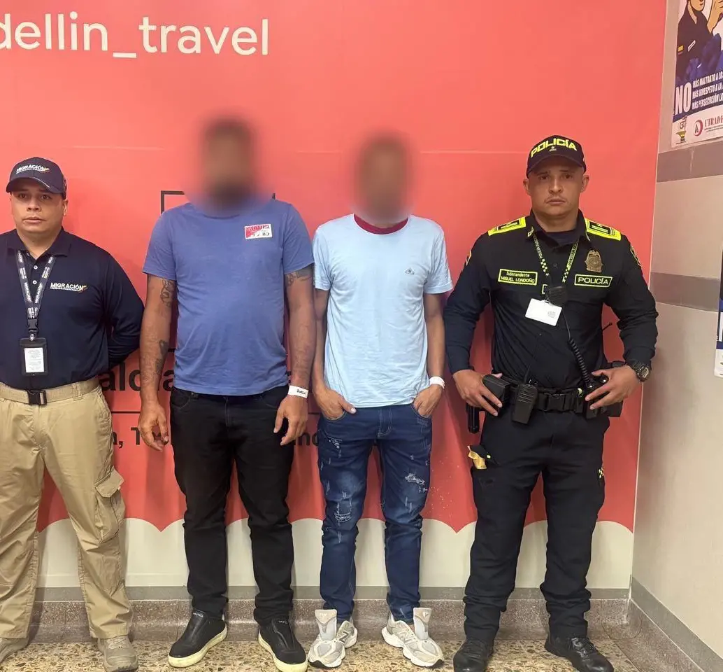 Estas son dos de las personas que fueron detenidas luego de aterrizar en el aeropuerto José María Córdova, de Rionegro, en un vuelo comercial desde Ciudad de Panamá. FOTO: CORTESÍA MIGRACIÓN COLOMBIA