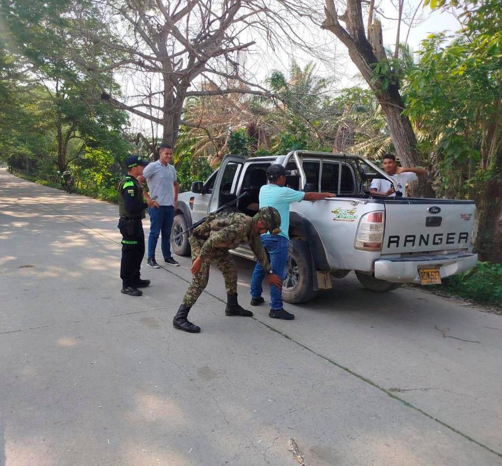 Las Fuerzas Militares y de Policía afirmaron que permanecerán en la zona para tratar de restablecer el orden público. FOTO CORTESÍA