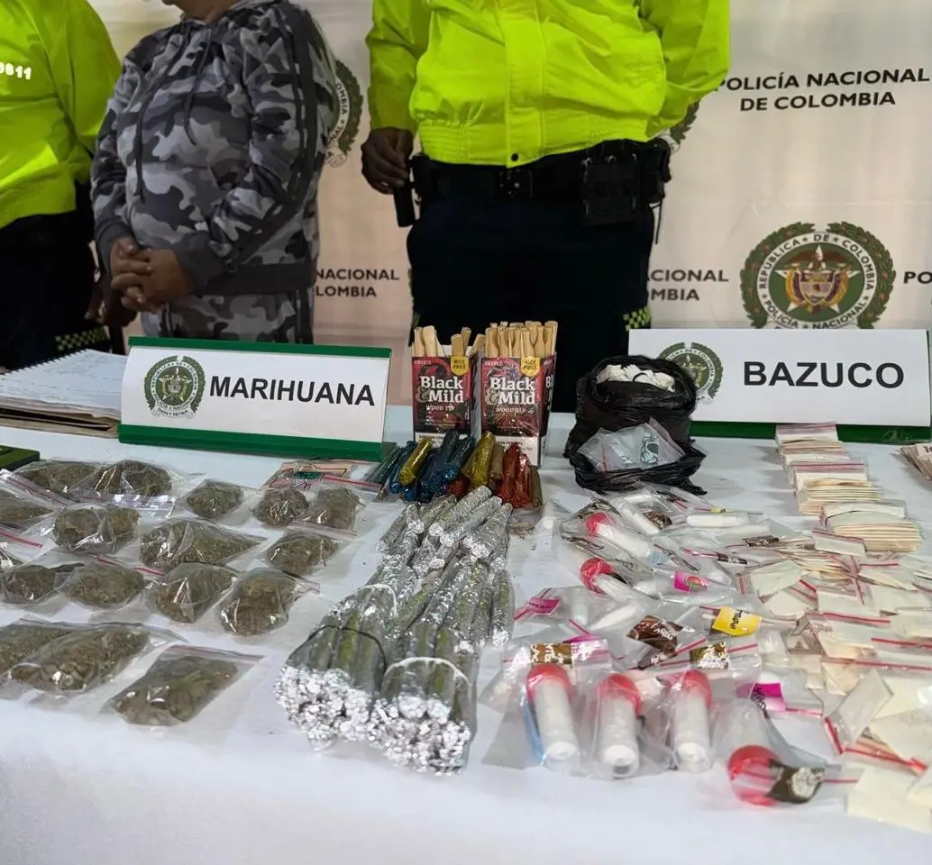 La mujer detenida junto a parte de las drogas incautadas. FOTO: Cortesía