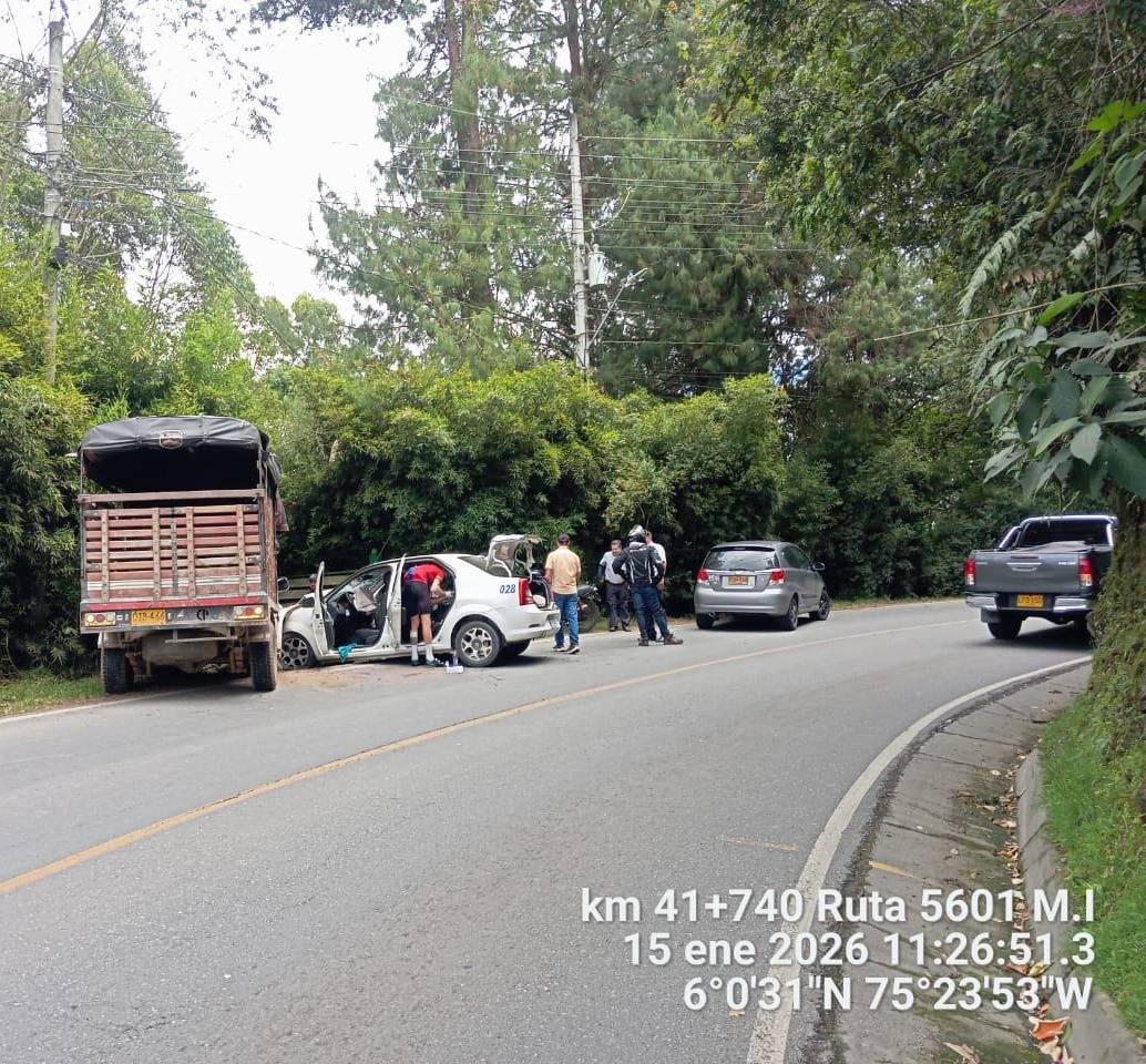 Este es el momento del impactante choque. Las autoridades investigan si uno de los vehículos implicados invadió el carril del otro causando el siniestro. FOTO: Cortesía Devimed