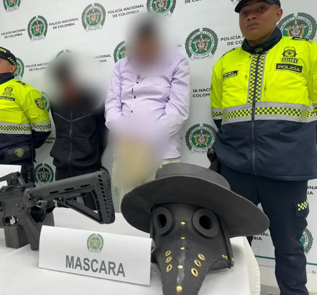 Arma y máscara incautadas tras la captura del hombre que disparó al aire en Usaquén. FOTO: POLICÍA METROPOLITANA DE BOGOTÁ.