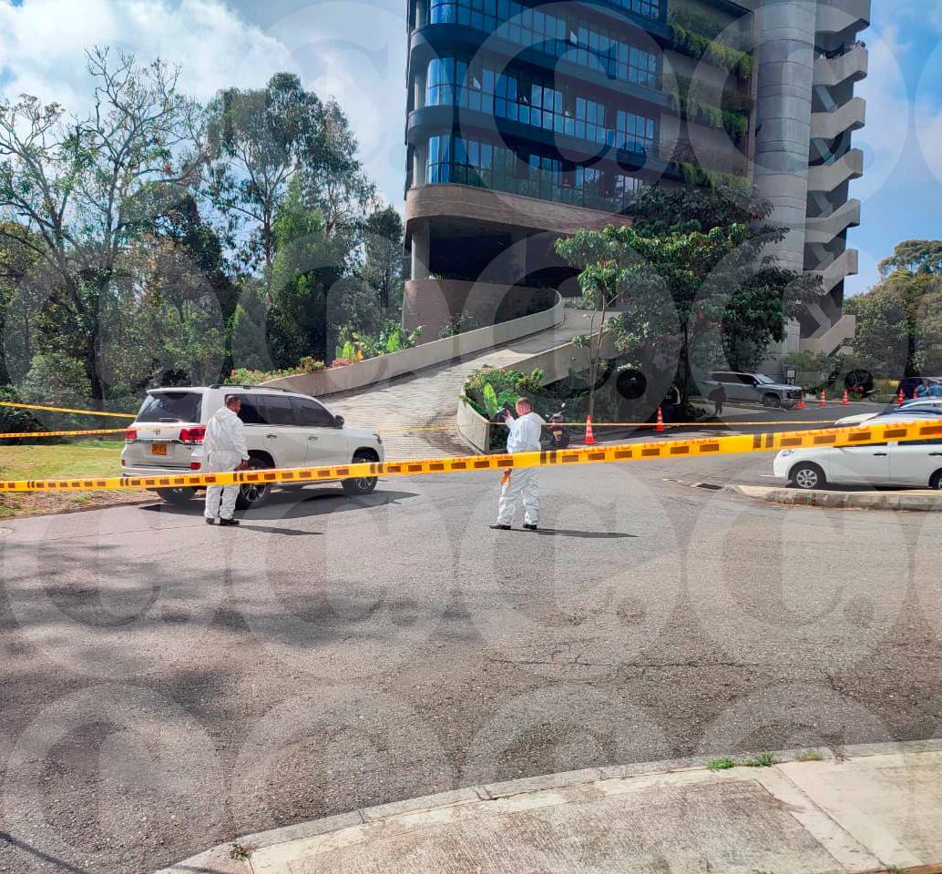 En esta camioneta falleció el comerciante Jorge Mario Vásquez Giraldo, luego de ser baleado por hombres que iban en otro carro. FOTO: ANDRÉS GARCÍA HERNÁNDEZ