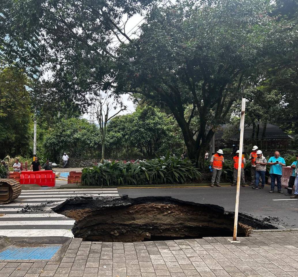 Este hueco fue el que provocó el cierre total de la avenida El Poblado, a la altura del hotel Dann Carlton, durante la noche del martes y la mañana del miércoles. FOTO: <b>FAISURY SÁNCHEZ ARREDONDO</b>