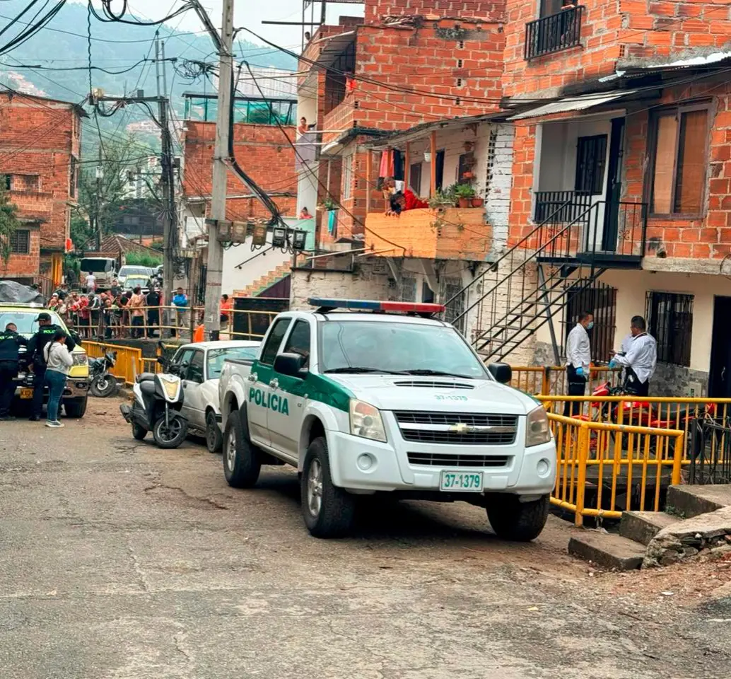 Bomberos Medellín y Sijín de la Policía Metropolitana avanza en las investigaciones relacionadas con la muerte de un hombre por cuenta de las lluvias en la capital antioqueña. FOTO: CORTESÍA